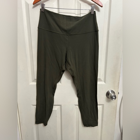 lululemon athletica Pants - Lululemon cropped leggings‎ green color women’s size 14